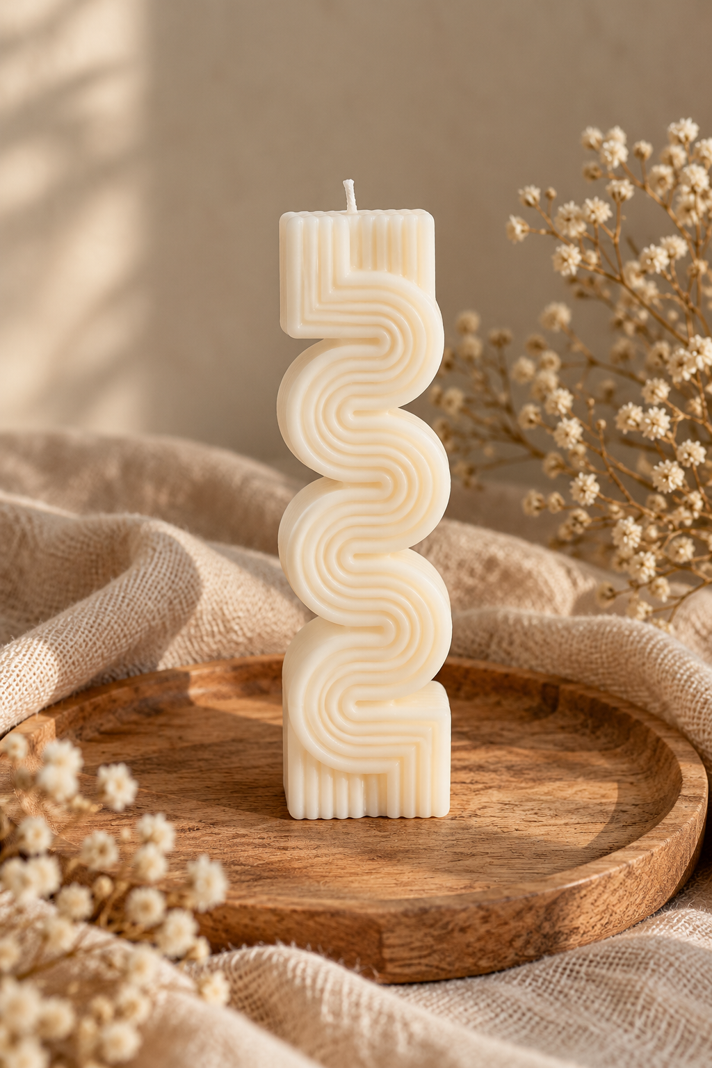 Espelma Columna de color crema amb relleu de línies verticals